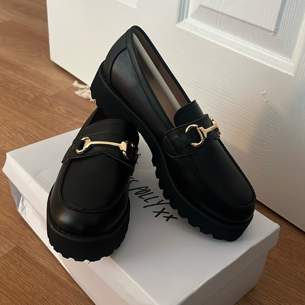 Princess Polly Saxton Loafers, size 5